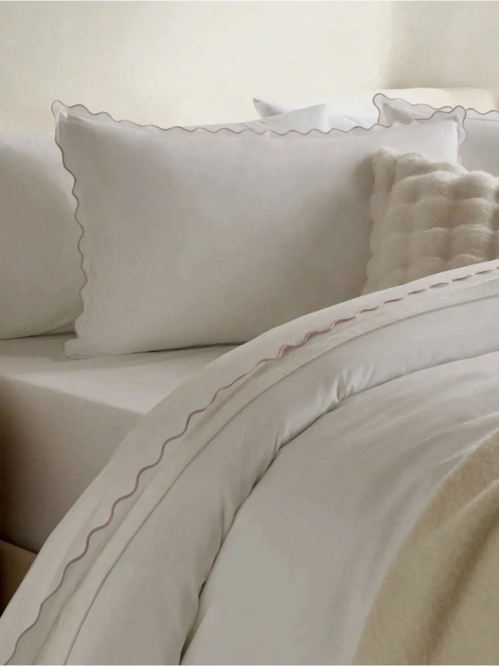 Quince Organic Crisp Percale Scallop Duvet Cover Set — Twin, White/Rose OOS